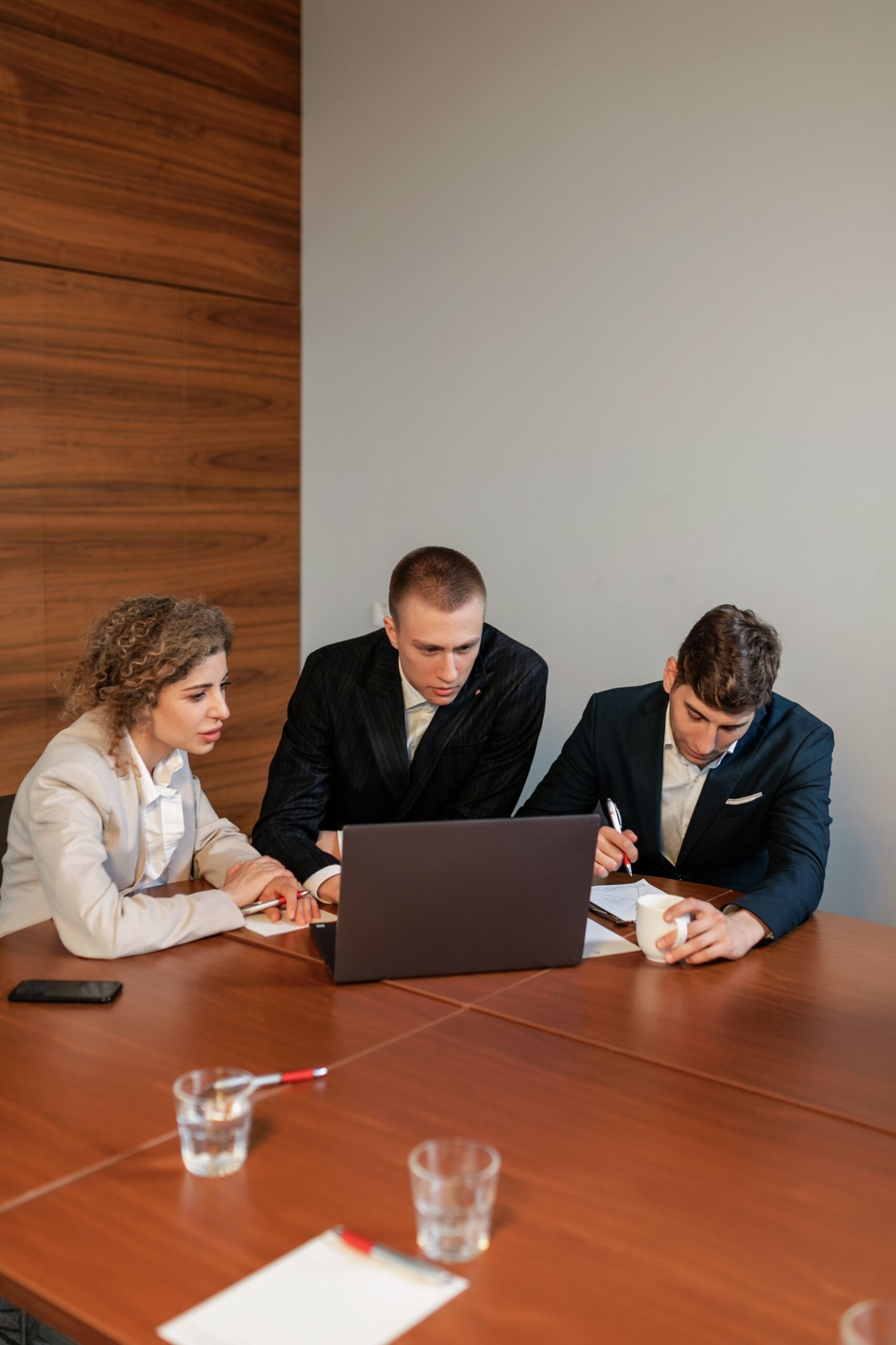 Equipo de abogados en reunión de trabajo