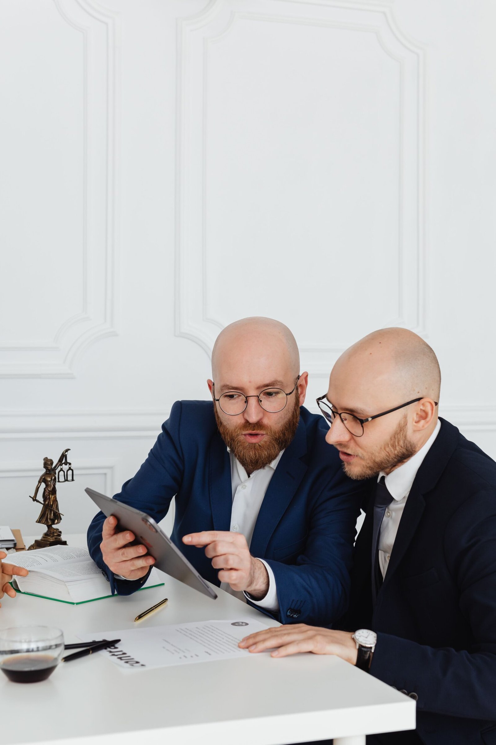Equipo de abogados en reunión de trabajo