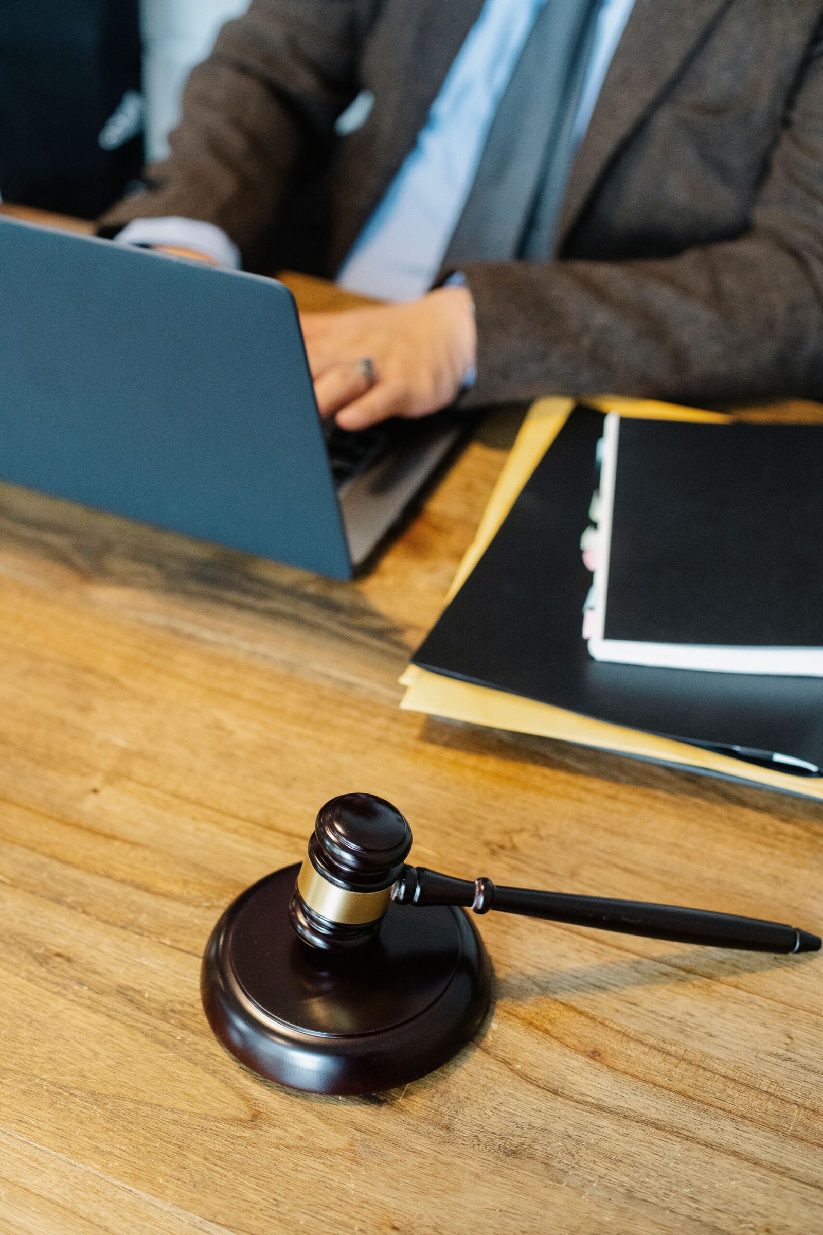 Equipo de abogados en reunión de trabajo