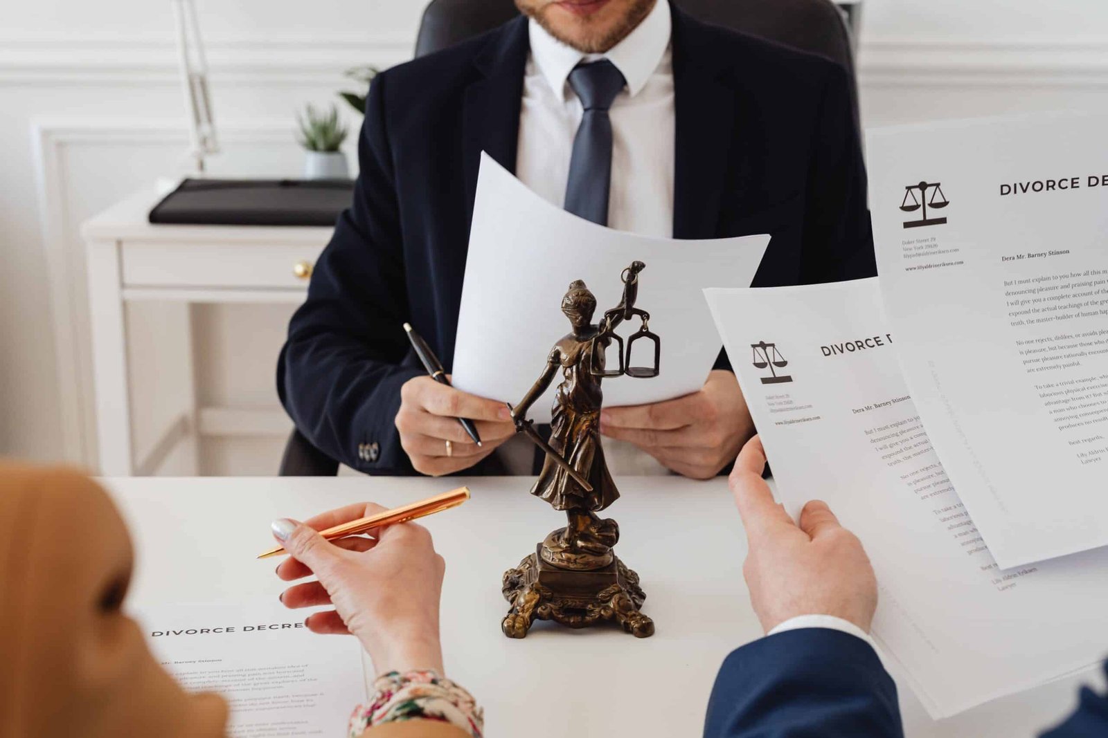 Equipo de abogados en reunión de trabajo