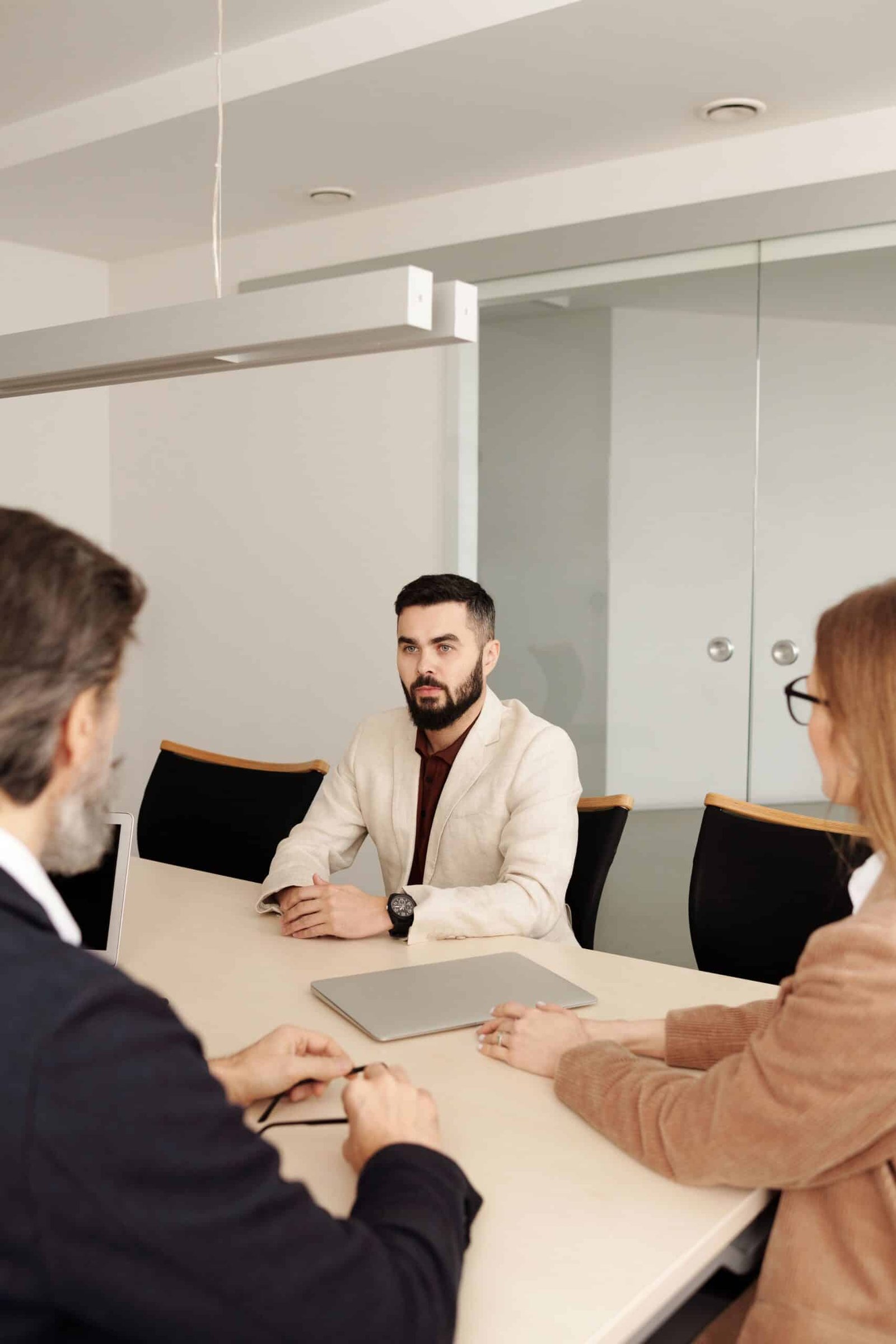 Equipo de abogados en reunión de trabajo