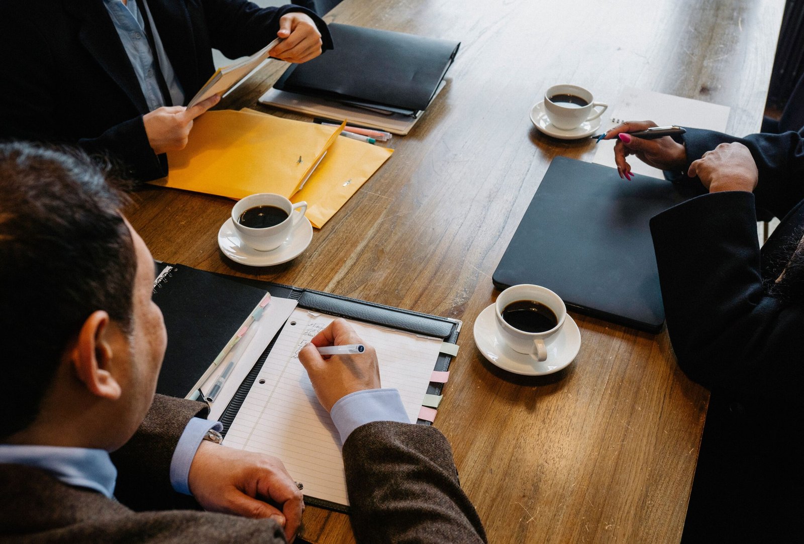 Equipo de abogados en reunión de trabajo